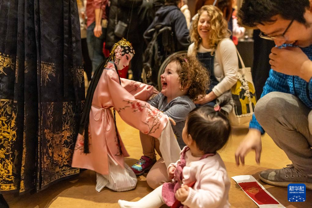 2月11日，孩子們在美國費城藝術(shù)博物館舉行的龍年迎新春活動上體驗?zāi)九紤?。新華社發(fā)（周煥新攝）