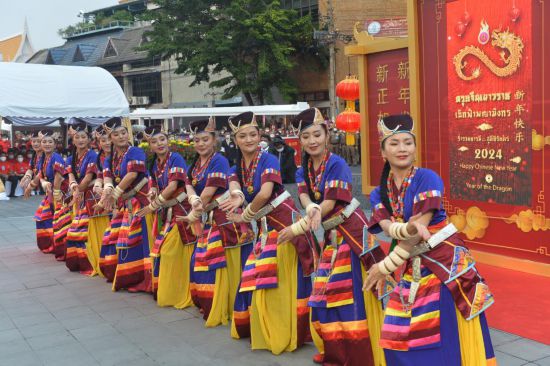 2月10日，演員在泰國(guó)曼谷唐人街舉行的“歡樂(lè)春節(jié)”活動(dòng)上跳舞。當(dāng)日，泰國(guó)“歡樂(lè)春節(jié)”文化活動(dòng)在曼谷唐人街舉辦。（新華社發(fā)，拉亨攝）