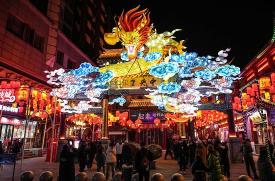 2月11日，游客在沈陽(yáng)中街游覽。春節(jié)期間，各地?zé)艋痂?、火?shù)銀花，呈現(xiàn)出一幕幕流光溢彩的視覺(jué)盛宴。（新華社記者潘昱龍攝）