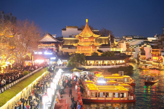 2月14日，游客在南京夫子廟景區(qū)賞燈游玩。（新華社發(fā)，蘇陽(yáng)攝）