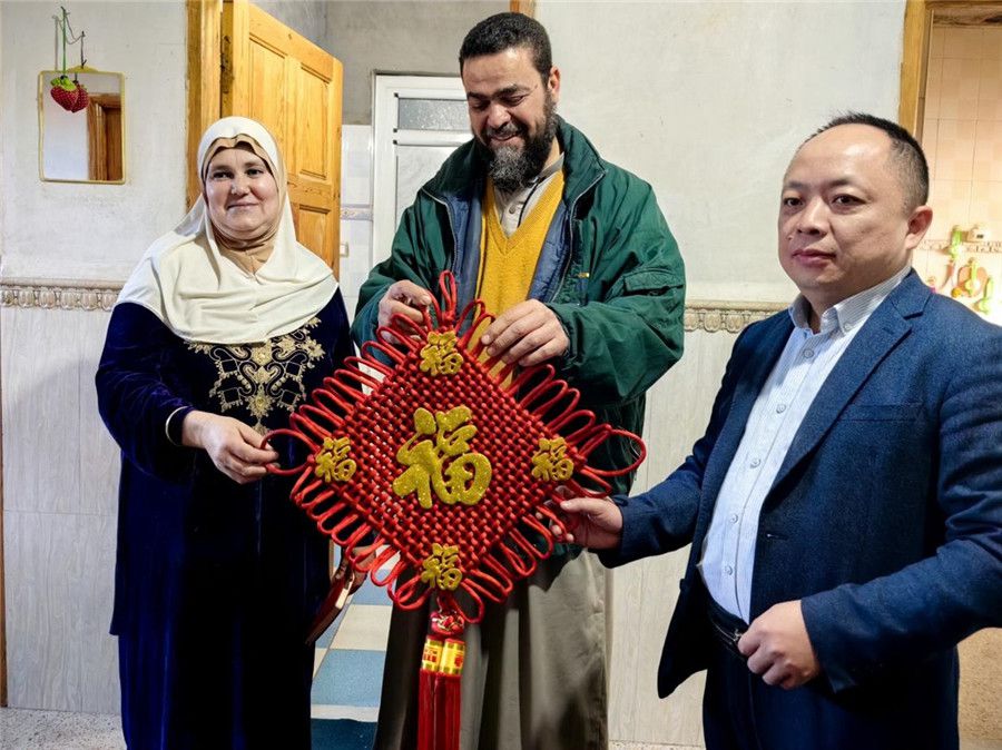中國醫(yī)生向穆罕默德贈送中國新春福字。中國第28批援阿爾及利亞醫(yī)療隊塞地夫分隊供圖