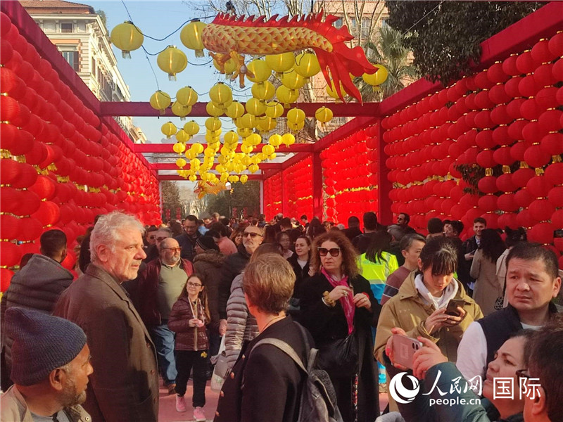 游園會(huì)入口處張燈結(jié)彩，人流如織。人民網(wǎng)記者鄭彬攝