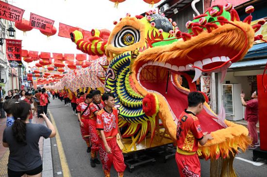 2月1日，由馬來西亞和中國的100多名青少年組成的舞龍隊(duì)在馬來西亞馬六甲市雞場街上共舞一條近200米的“長龍”。這是活動現(xiàn)場的“長龍”。新華社記者程一恒攝