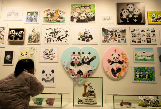 2月20日，一位小朋友在看“福寶”家族的創(chuàng)意作品。新華社記者姚琪琳攝