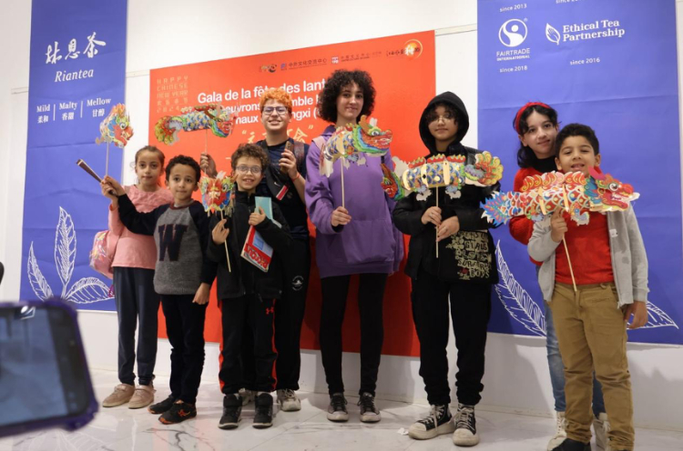 孩子們拿著元宵彩燈合影。拉巴特中國文化中心供圖