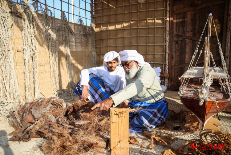 手工藝者展示如何用棕櫚葉制作繩子。人民網(wǎng) 塔里克·易卜拉欣攝