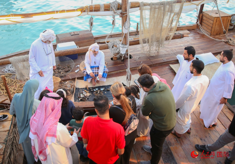 游客了解采珠工作。人民網(wǎng) 塔里克·易卜拉欣攝