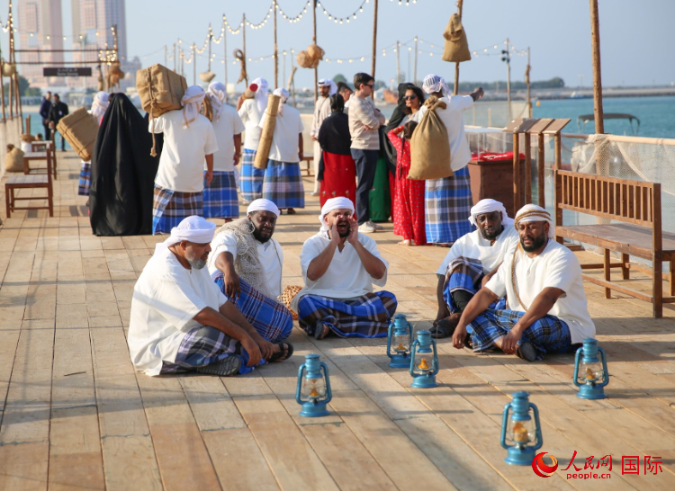 演藝人員展示售賣產(chǎn)品的場(chǎng)景。人民網(wǎng) 塔里克·易卜拉欣攝