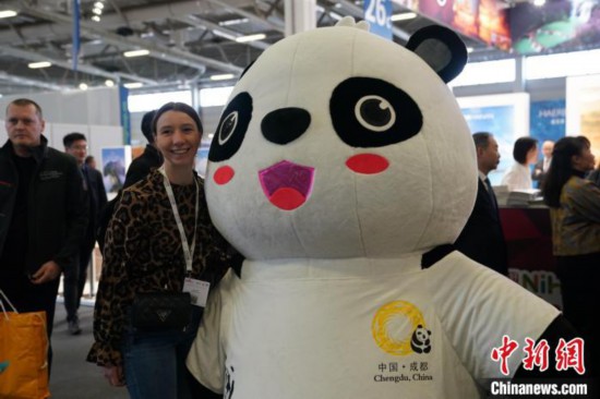 3月5日，2024年柏林國際旅游交易會(ITB)在柏林會展中心拉開帷幕。以“你好！中國”為主題的中國展區(qū)當(dāng)日亮相展會。圖為觀眾與大熊貓人偶合影。中新社記者 馬秀秀 攝