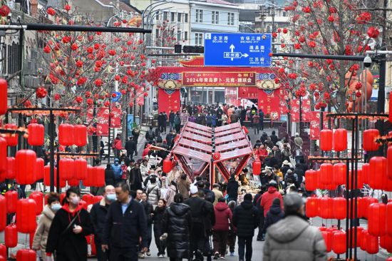 2024年2月18日，游客在2024年青島蘿卜·元宵·糖球會上消費、游玩。新華社記者李紫恒攝