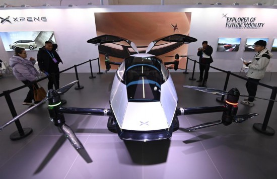 2023年12月1日，在鏈博會智能汽車鏈展區(qū)小鵬汽車展臺，參觀者觀看一臺智能飛行器。新華社記者蔡湘鑫攝