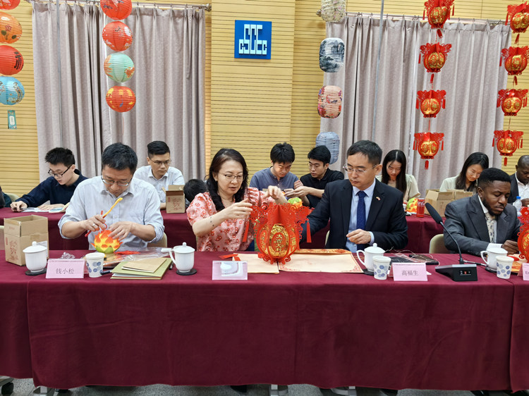 燈籠文化交流活動(dòng)現(xiàn)場(chǎng)。中建國(guó)際中西非公司供圖