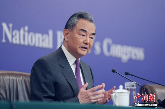 3月7日，十四屆全國人大二次會議在北京舉行記者會，中共中央政治局委員、外交部長王毅就中國外交政策和對外關(guān)系相關(guān)問題回答中外記者提問。<a target='_blank' href='/'><p  align=