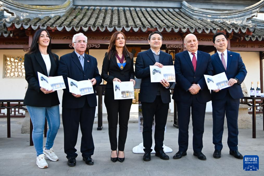 3月6日，嘉賓出席在馬耳他桑塔露琪亞市舉行的中國(guó)生肖郵票發(fā)行儀式。新華社發(fā)（喬納森·博格攝）