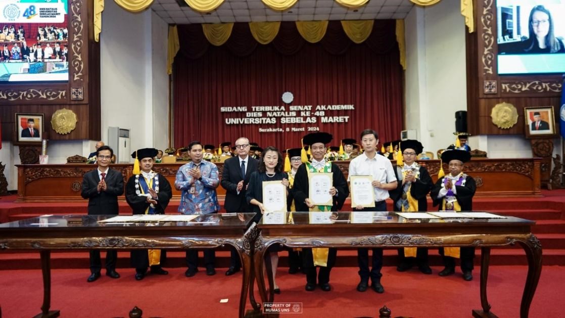西華大學(xué)、三一一大學(xué)、印尼鋰源新材料有限公司、四川鋰源新能源有限公司四方共同簽署國(guó)際合作協(xié)議。印尼三一一大學(xué)孔子學(xué)院供圖