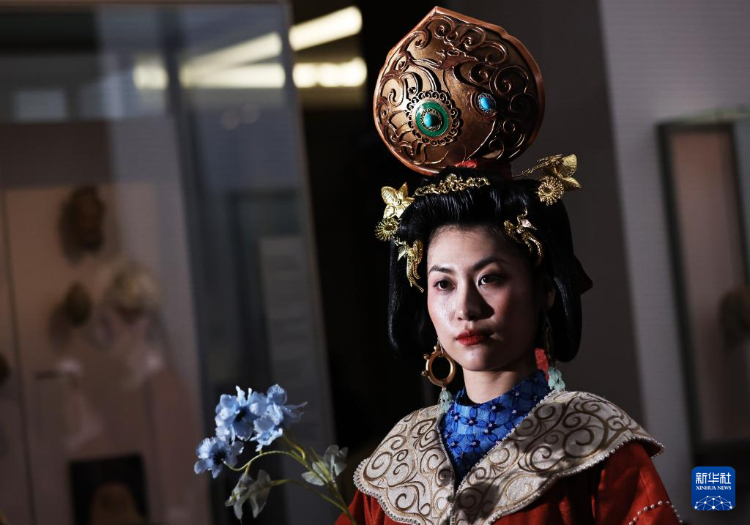 3月13日，在位于法國巴黎的吉美國立亞洲藝術(shù)博物館，模特展示敦煌復(fù)原服飾。新華社記者 高靜 攝