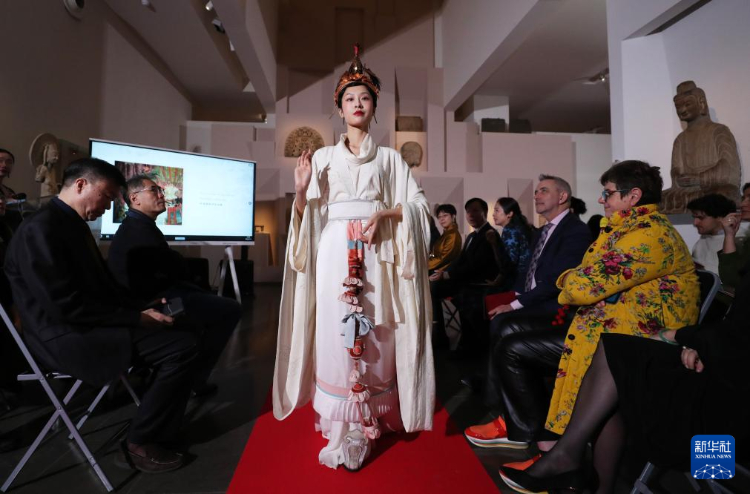 3月13日，在位于法國巴黎的吉美國立亞洲藝術(shù)博物館，模特展示敦煌復(fù)原服飾。新華社記者 高靜 攝