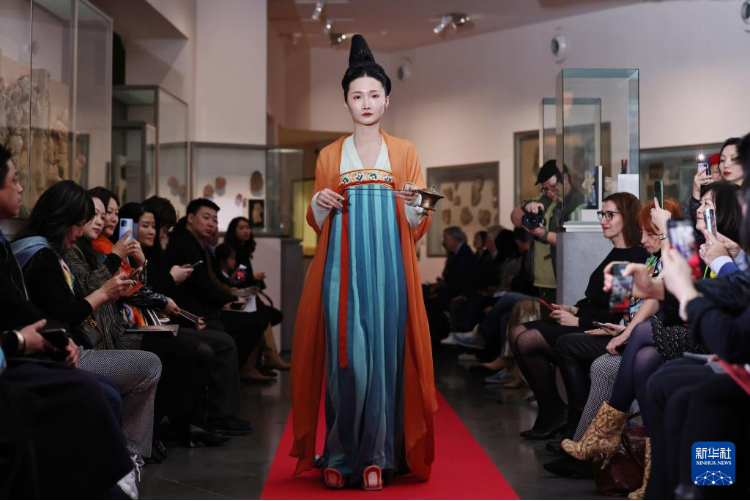 3月13日，在位于法國巴黎的吉美國立亞洲藝術(shù)博物館，模特展示敦煌復(fù)原服飾。新華社記者 高靜 攝