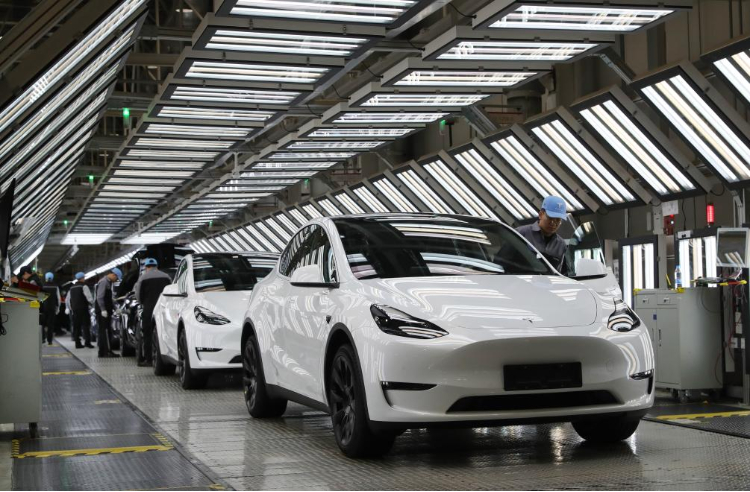 2023年12月22日，在特斯拉上海超級工廠內，工人在對出廠前的車輛進行漆面及門窗檢測。新華社記者 方喆 攝