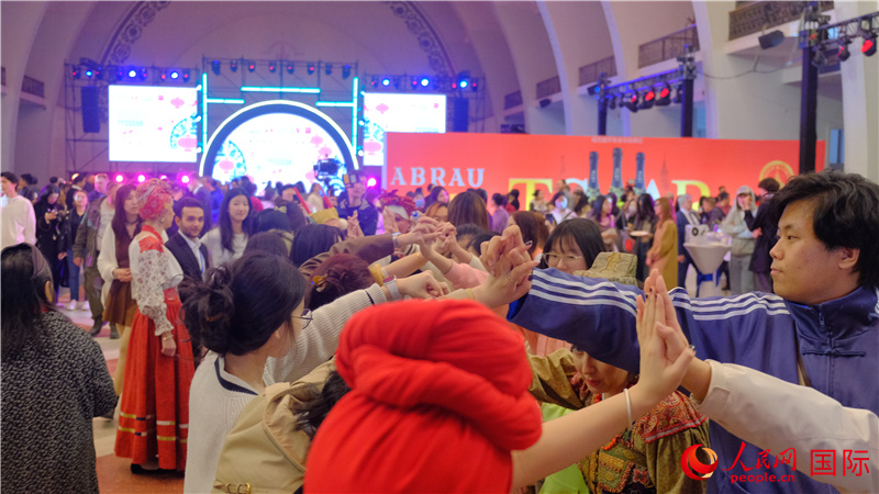 中俄觀眾在現(xiàn)場(chǎng)參與俄羅斯民俗互動(dòng)游戲。人民網(wǎng) 褚夢(mèng)琦攝