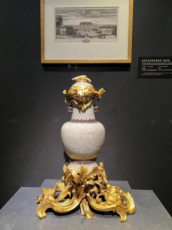 青釉香水瓶，瓷瓶頂部、口沿、底座均裝飾洛可可風(fēng)格銅鍍金飾件。新華社記者徐壯 攝