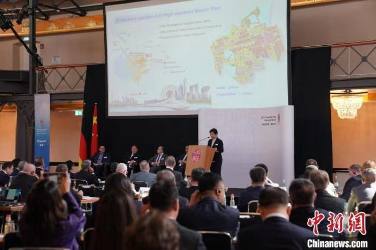 當?shù)貢r間4月5日，由中國商務部主辦的“投資中國”德國專場推介活動在斯圖加特市舉行。中新社記者 馬秀秀 攝
