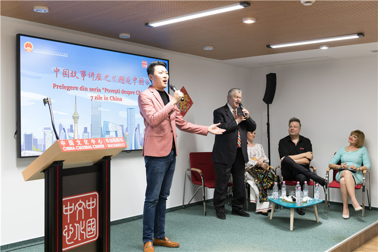 中國(guó)青年男高音歌唱家方瀧與奧爾基·圖爾達(dá)合唱羅語歌曲。布加勒斯特中國(guó)文化中心供圖。