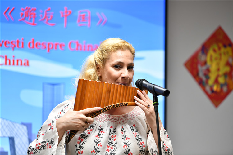 喬治亞娜·帕納演奏排簫。 布加勒斯特中國(guó)文化中心供圖。