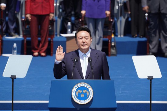 2022年5月10日，在韓國(guó)首爾，尹錫悅出席總統(tǒng)宣誓就職儀式。新華社發(fā)（李相浩攝）