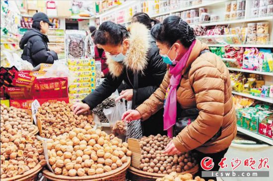 　　在長沙南門口菜市場附近的一家炒貨店內(nèi)，市民正在選購年貨?！　￠L沙晚報全媒體記者 范宏歡 攝