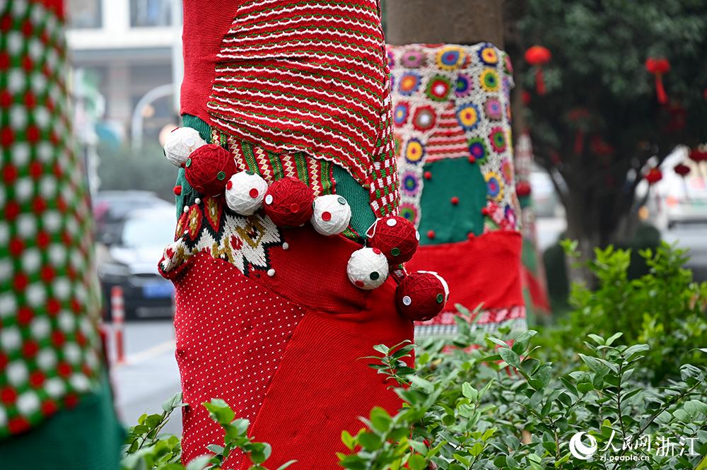 杭州市拱墅區(qū)獅虎橋路上的行道樹(shù)“穿”上了新裝。人民網(wǎng) 葉賓得攝