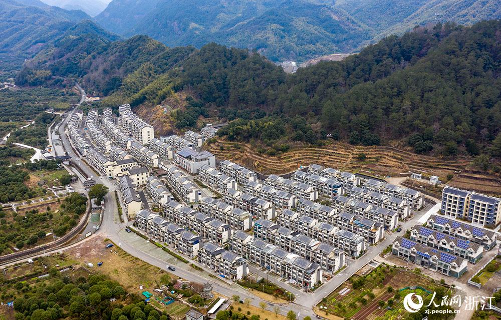 近日，航拍寧波市海曙區(qū)龍觀鄉(xiāng)李岙村屋頂光伏項(xiàng)目。人民網(wǎng) 章勇濤攝
