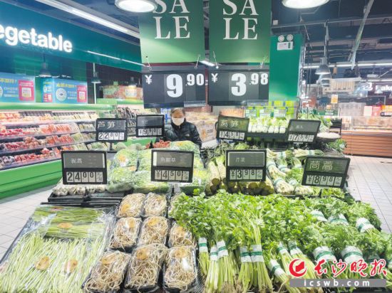 　　家樂福芙蓉廣場店，市民在選購春菜。