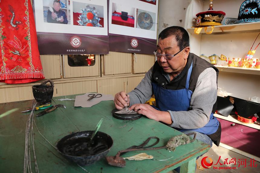 戲曲盔頭技藝傳承人許茂臣正在足活。 韓冰攝