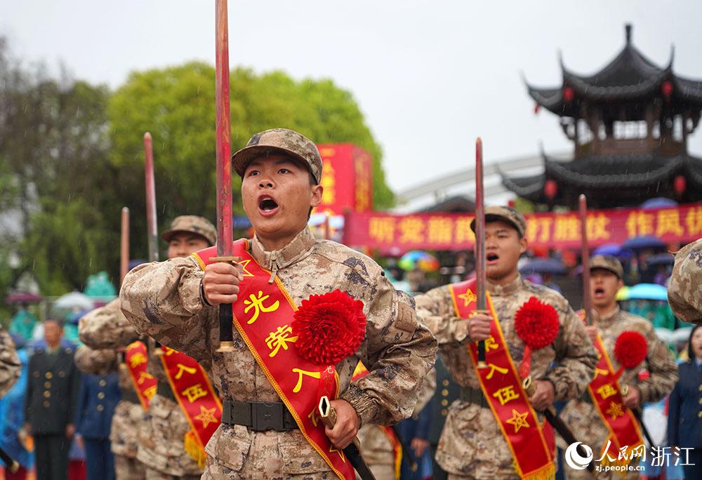 3月22日，新兵們高喊誓言、莊嚴(yán)亮劍。人民網(wǎng) 章勇濤攝