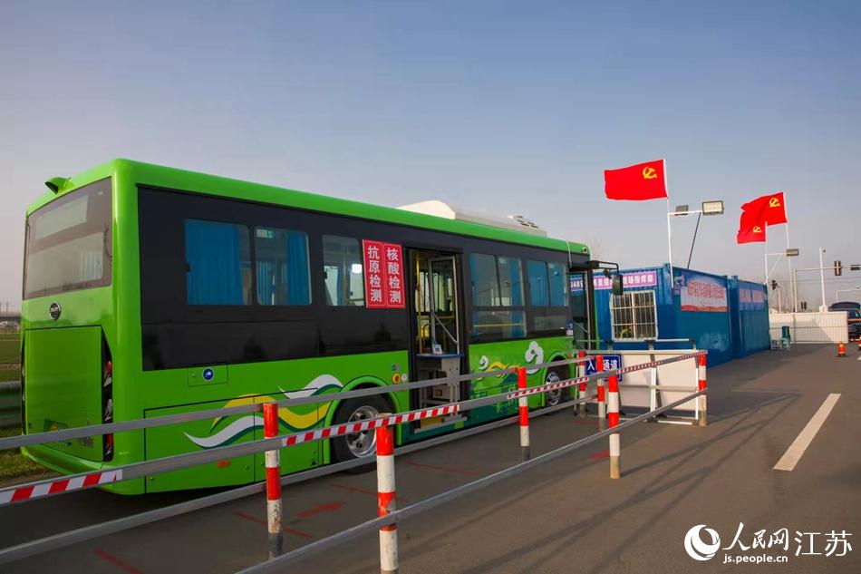淮安市客總汽車運(yùn)輸有限公司調(diào)集兩部車況最佳“核酸采樣流動(dòng)車”，組建黨員“先鋒崗”。紀(jì)星名攝