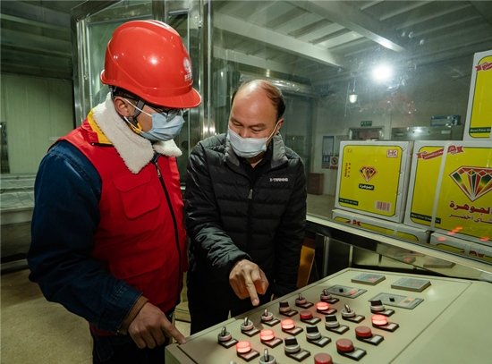 電力工作人員對用電企業(yè)進(jìn)行指導(dǎo)。受訪單位供圖