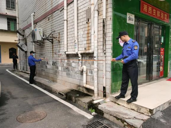 聯(lián)合執(zhí)法小組進(jìn)行房屋入戶(hù)調(diào)查丈量。單位供圖