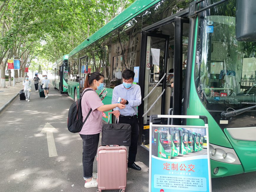 公交車從校園宿舍樓下出發(fā)，直達(dá)鄭州火車站和鄭州東站。崔晨攝