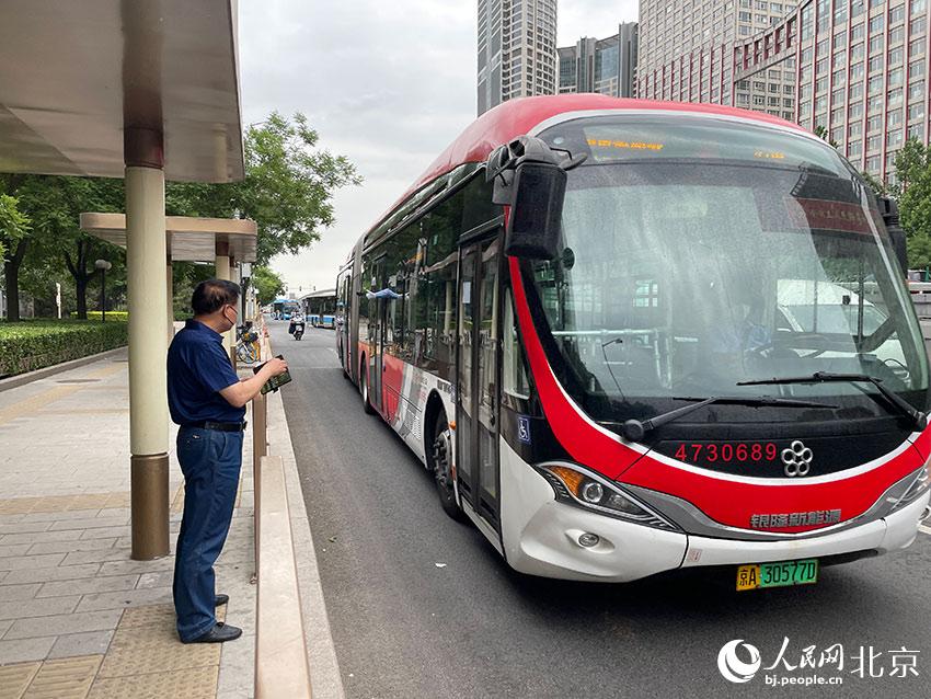 北京1路公交車(chē)駛進(jìn)八王墳西站，此前各路公交經(jīng)過(guò)該站時(shí)均甩站通過(guò)，今起該站回復(fù)正常上下客。人民網(wǎng) 尹星云攝