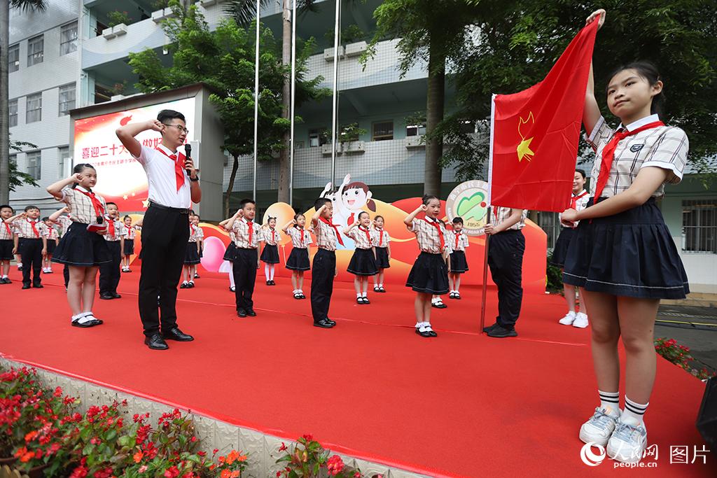 5月31日，在廣西壯族自治區(qū)南寧市民主路小學(xué)，學(xué)校大隊(duì)輔導(dǎo)員帶領(lǐng)少先隊(duì)員呼號(hào)。人民網(wǎng)記者 嚴(yán)立政攝