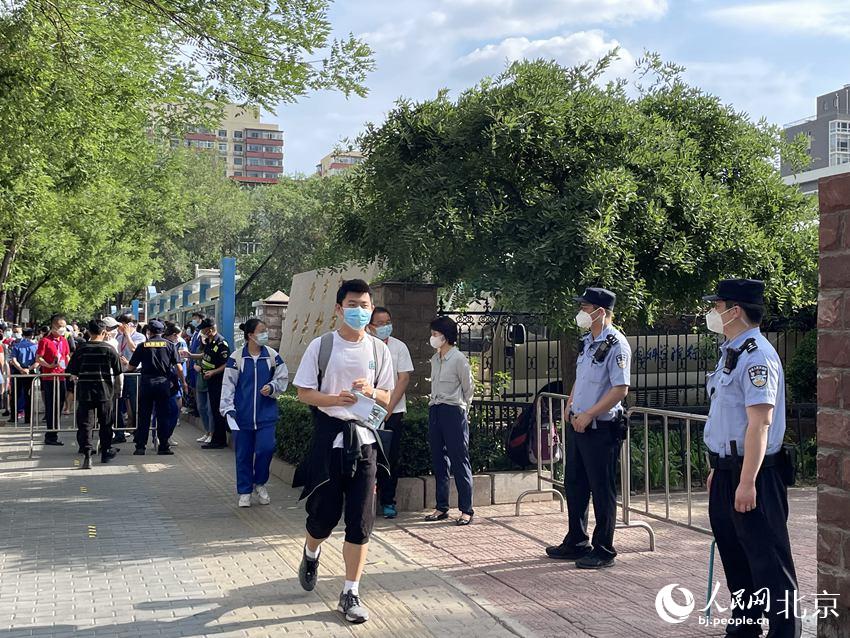 在中關(guān)村中學(xué)考點，考生們有序走入考點。人民網(wǎng) 董兆瑞攝