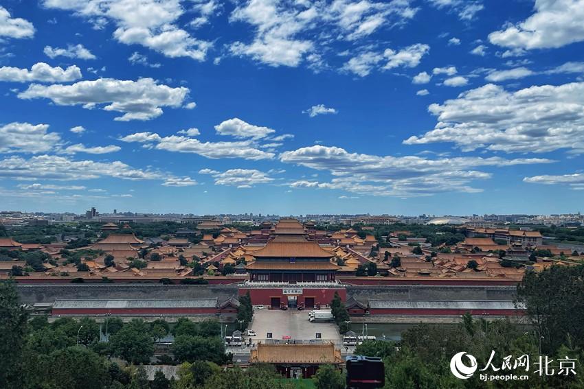 北京再現(xiàn)“高顏值”藍(lán)天白云。 人民網(wǎng) 池夢(mèng)蕊攝