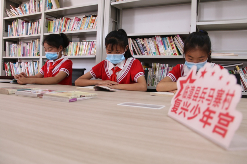 河北省臨漳縣柏鶴集鄉(xiāng)兵馬寨村復(fù)興少年宮，孩子們在閱覽室讀書。 申志好攝
