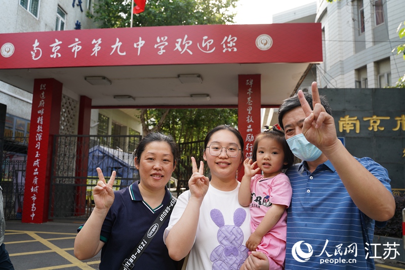 一家人在考點(diǎn)前合影留念。周夢(mèng)嬌攝