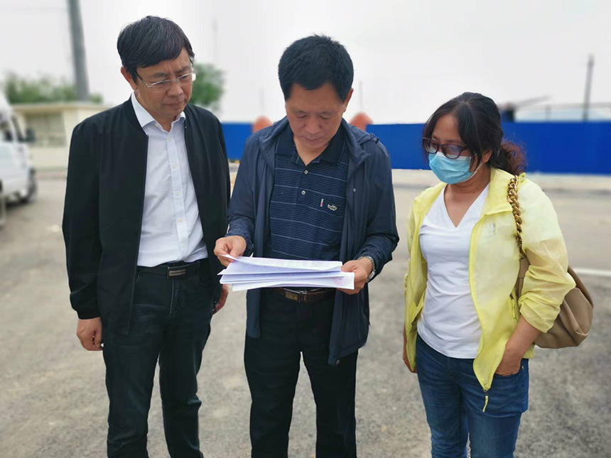 國情調(diào)查核查組專家對司家營鐵礦生產(chǎn)臺賬等進行檢查。袁海波攝