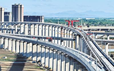6月7日，工人在唐山市高新技術(shù)開發(fā)區(qū)境內(nèi)的京唐城際鐵路建設(shè)工地施工（無人機照片）。 新華社記者 楊世堯攝