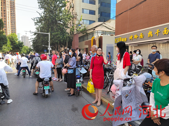 石家莊外國(guó)語(yǔ)學(xué)?？键c(diǎn)外送考的家長(zhǎng)。人民網(wǎng) 祝龍超攝