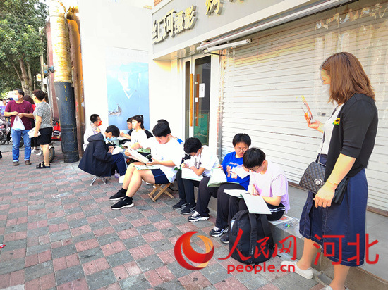 臨進(jìn)考場(chǎng)，考生抓緊時(shí)間再?gòu)?fù)習(xí)一下。人民網(wǎng) 祝龍超攝