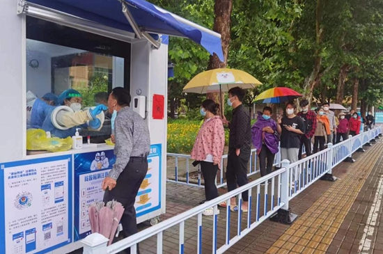 核酸采樣志愿者們上崗。孫金梅攝